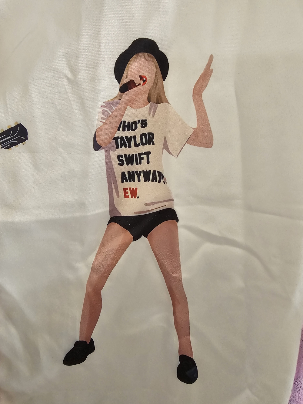 Taylor Swift Printed Satin Pajamas - Picture 5 of 11